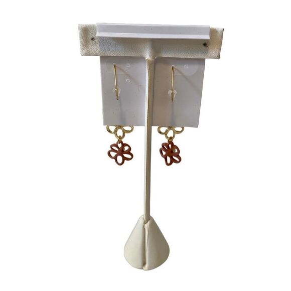 carol dauplaise   3 tiered flower drop earrings. Lightweight, pretty & delicate. - Picture 4 of 5